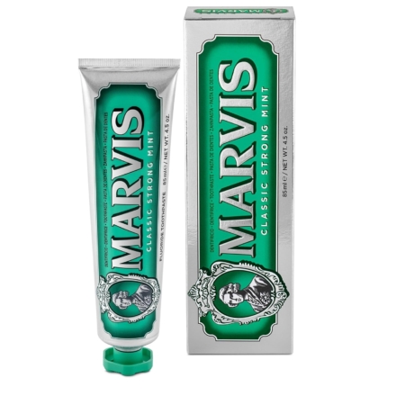 Un tube et une boîte de Marvis Dentifrice Menthe Forte 85ml, tous deux avec un emballage vert et argent, des lettres en gras et un portrait d'homme de style vintage sur la face avant. Dakar