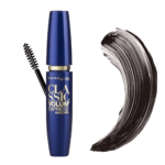Un tube de mascara bleu à côté d'une brosse à mascara et un échantillon de mascara noir sur fond blanc
