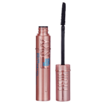 Gros plan d'un œil avec de longs cils recouverts de mascara Maybelline New York Lash Sensational Sky High Très Noir de haute qualité