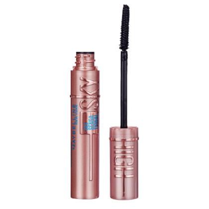 Gros plan d'un œil avec de longs cils recouverts de mascara Maybelline New York Lash Sensational Sky High Très Noir de haute qualité