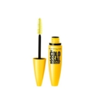 Un tube jaune de mascara Maybelline New York Volume Express Colossal 01 Noir 10 ml avec le bouchon ouvert, montrant la baguette à poils noirs. Dakar