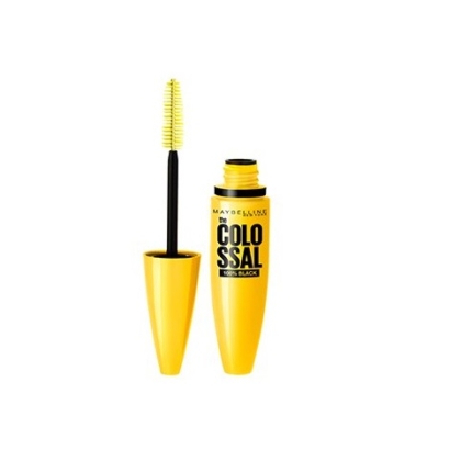 Un tube jaune de mascara Maybelline New York Volume Express Colossal 01 Noir 10 ml avec le bouchon ouvert, montrant la baguette à poils noirs. Dakar