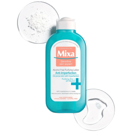 Un flacon bleu de lotion purifiante visage sans alcool MIXA Anti-Imperfection 200 ml est mis en évidence, entouré de textures translucides blanches et claires sur un fond gris, capturant l'esprit tranquille de Dakar. Conçu pour les peaux sensibles, il contient du zinc purifiant et est exempt de parabènes. Dakar