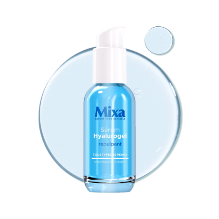 Un flacon en verre bleu de Mixa Hyalurogel Sérum Hydratant Intensif 30ml avec une pompe blanche est placé devant une goutte ronde de sérum clair sur fond blanc. Dakar