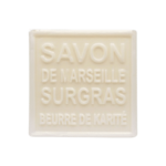 Un pain de savon carré avec le texte en relief "Mkl Savon de Marseille Surgras Beurre de Karité 100g"