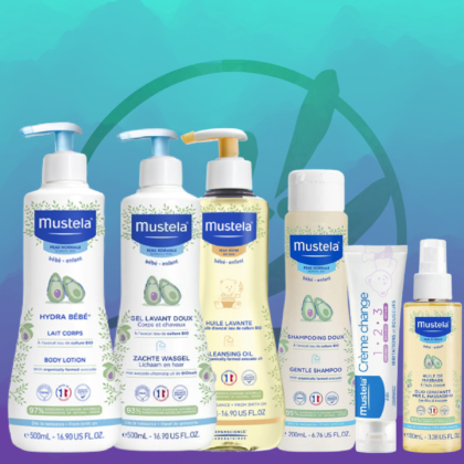 Cinq produits Mustela Ma Première Gamme Bébé, ainsi qu'une éponge de bain et un sac de naissance gratuit, sont présentés sur un fond bleu-vert aux subtils motifs de feuilles. Dakar
