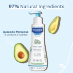 Le flacon de 300 ml de Mustela Hydra Bébé Lait Corps présente des illustrations d'avocat, des accents bleus et un bouchon à pompe. L'étiquette indique "97% d'ingrédients naturels" et "Perseose d'avocat pour protéger et hydrater". Dakar
