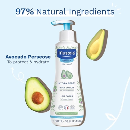 Le flacon de 300 ml de Mustela Hydra Bébé Lait Corps présente des illustrations d'avocat, des accents bleus et un bouchon à pompe. L'étiquette indique "97% d'ingrédients naturels" et "Perseose d'avocat pour protéger et hydrater". Dakar