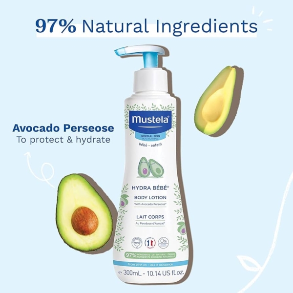 Le flacon de 300 ml de Mustela Hydra Bébé Lait Corps présente des illustrations d'avocat, des accents bleus et un bouchon à pompe. L'étiquette indique "97% d'ingrédients naturels" et "Perseose d'avocat pour protéger et hydrater". Dakar