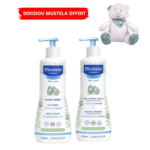 Deux produits Mustela Coffret Duo Soin Bébé Lait 500 ml + Gel Lavant 500 ml + Doudou OFFERT avec distributeur à pompe côtoient un ours en peluche blanc portant un bavoir à motifs et détails brodés