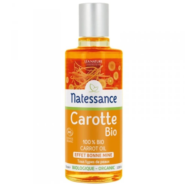 Un flacon de 100 ml d'Huile de Carotte Natessance au liquide orange, un bouchon blanc, une étiquette française représentant des carottes, et adapté à tous les types de peau. Dakar