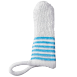 Une chaussette tricotée blanche à rayures bleues et une boucle à une extrémité sur fond transparent