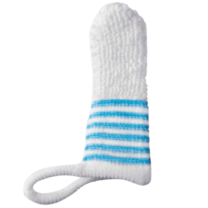 Une chaussette tricotée blanche à rayures bleues et une boucle à une extrémité sur fond transparent