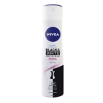 Une bombe aérosol blanche de 150 ml de Déodorant Spray Nivea Black and White Invisible Clear avec un bouchon bleu, avec des accents noirs et roses, ainsi qu'un texte promouvant le "séchage rapide" et la "protection 48H". Dakar