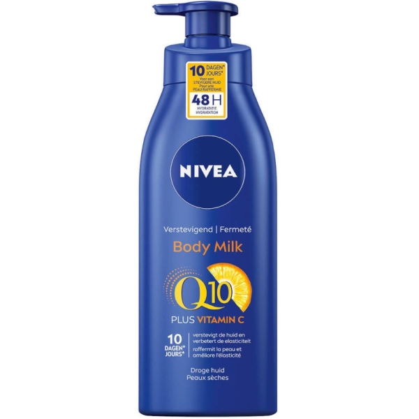 Un flacon bleu de 400 ml de NIVEA Lait de Corps Nourrissant Fermeté Q10 + Vitamine C avec une pompe, portant un texte en néerlandais et en français, et promettant une hydratation de 48 heures pour les peaux sèches. Dakar