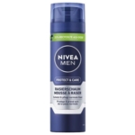 Une boîte bleue de NIVEA MEN Mousse à Raser Sensitive (200 ml) pour peau normale, avec un texte en allemand et en français. L'étiquette met en évidence 25 % d'aluminium recyclé. Dakar