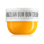 Un contenant jaune de Sol de Janeiro Brazil Bum Bum Cream crème raffermissante et lissante fesses et hanches 75 ml avec un capuchon et un texte blancs