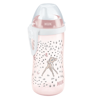 Ce biberon rose avec un couvercle blanc présente une charmante décoration de cerf de dessin animé. Le nom de la marque « Nuk Tasse Disney Bambi avec Bec Verseur 300ml (à partir de 12 mois) » est bien en évidence sur le flacon. Disponible chez Fabellashop