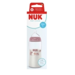Le Nuk First Choice Biberon Rose à partir de 3 mois 1 pièce a un bouchon rose, des motifs d'animaux mignons et est présenté dans une boîte chic blanche et turquoise - idéal pour les bébés à partir de 3 mois. Dakar