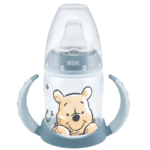 Un gobelet pour bébé avec des poignées bleu clair et une tasse d'apprentissage NUK Disney Winnie l'Ourson avec contrôle de la température 150 ml avec contrôle de la température
