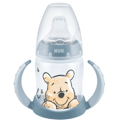Un gobelet pour bébé avec des poignées bleu clair et une tasse d'apprentissage NUK Disney Winnie l'Ourson avec contrôle de la température 150 ml avec contrôle de la température