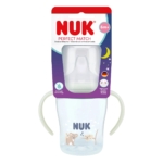 Tasse à bec transparente avec poignées, portant la mention « Nuk Perfect Match Night Biberon Lumineux Dès 6 Mois en Silicone et Anti-Colique 150 ml ». Le gobelet est orné d’un motif représentant deux chats et une lune, et est présenté dans un emballage en carton violet et rouge. Alliant un style charmant à un confort pratique, il est spécialement conçu pour les tout-petits âgés de six mois et plus. Dakar