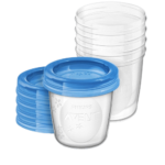 Gobelets de conservation transparents empilés avec couvercles bleus