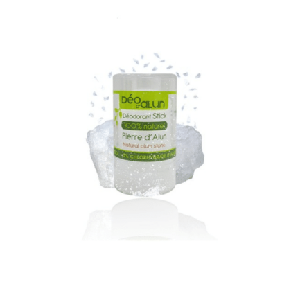 Un stick déodorant transparent étiqueté "MKL Alun Déodorant Stick 80 g" avec des pierres d'alun naturelles en fond