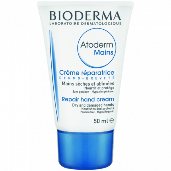La Crème Mains Réparatrice Atoderm de Bioderma 50 ml, idéale pour apaiser les mains sèches et abîmées souvent rencontrées sous le climat de Dakar, est présentée dans un packaging blanc et bleu avec un texte en français et en anglais, soulignant sa formule sans paraben et hypoallergénique. Dakar