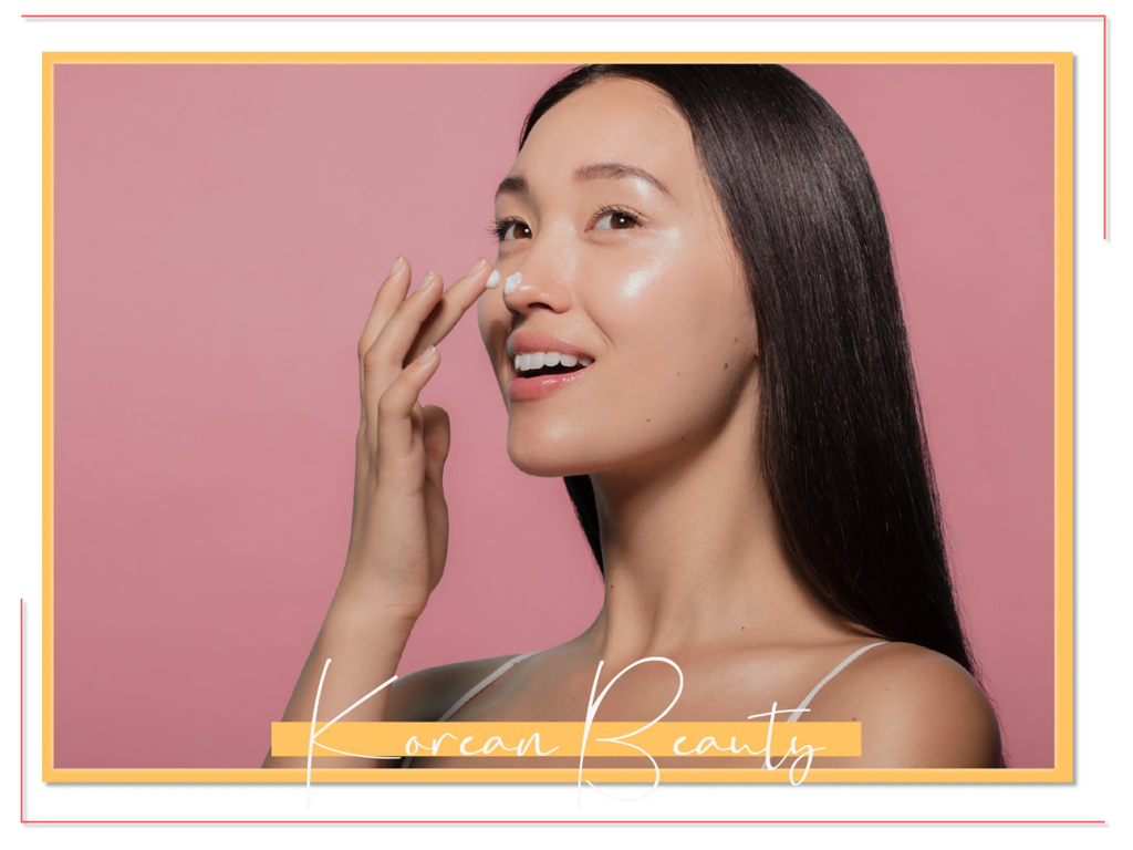 Une femme à la peau lisse et éclatante applique de la crème sur son visage. Elle a de longs cheveux noirs raides sur un fond rose pâle. L'image comporte les mots « Korean Beauty by Univers Cosmetix » dans une bordure blanche et jaune, soulignant l'élégance et le style. Dakar