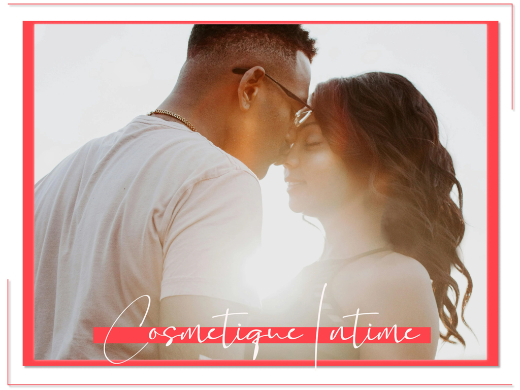 Un couple partage un moment intime, debout près l'un de l'autre, le front contre l'autre. Le soleil brille derrière eux, créant une douce lueur. Encadrés par une bordure rouge, les mots « Univers Cosmetix » ornent élégamment le bas de cette scène tendre. Dakar