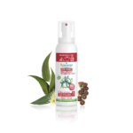 Flacon pulvérisateur étiqueté "Puressentiel Spray Répulsif Vêtements Et Tissus 150ml" avec des ingrédients végétaux et des plantes en arrière-plan. Ce spray Puressentiel offre une protection efficace contre les nuisibles tout en intégrant les plantes de la nature. dakar