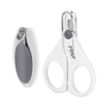 Une paire de Kit de Manucure pour Bébé et Coupe-Ongles Reer BabyCare blancs avec des accents gris sur fond transparent