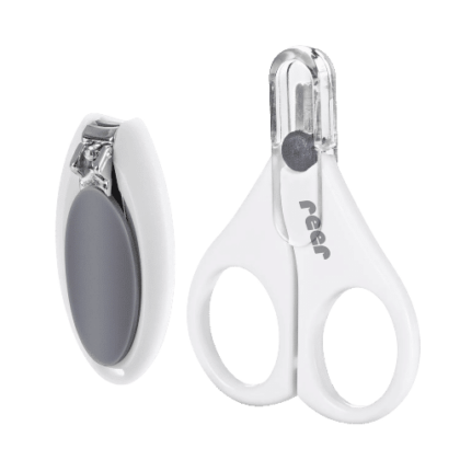 Une paire de Kit de Manucure pour Bébé et Coupe-Ongles Reer BabyCare blancs avec des accents gris sur fond transparent