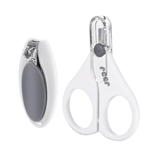 Une paire de Kit de Manucure pour Bébé et Coupe-Ongles Reer BabyCare blancs avec des accents gris sur fond transparent