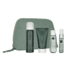 Un ensemble de quatre produits de soin Rituals The Ritual Of Jing Coffret Cadeau pour Femme, avec des flacons et un tube, est présenté devant une pochette verte à fermeture éclair sur fond blanc. Dakar