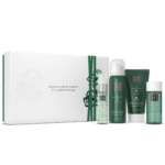 The Rituals The Ritual Of Ayurveda Coffret Cadeau pour Femme est un coffret de soins pour la peau présenté dans une boîte blanche et verte avec la citation "Le bonheur peut être trouvé dans les plus petites choses", comprenant quatre produits dans un élégant emballage vert. Dakar
