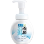 Un flacon pompe moussant blanc de Rohto Mentholatum Hada Labo Goku-jyun Nettoyant Moussant Visage Acide Hyaluronique 160 ml, avec un texte japonais bleu et noir et un motif de cercle bleu sur l'étiquette. Dakar