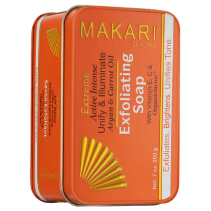 Une personne frotte son épaule savonneuse avec Makari - Huile Extrême d'Argan & Carotte - Savon Exfoliant Anti-Tache Illuminatrice 200G sur fond jaune à Dakar