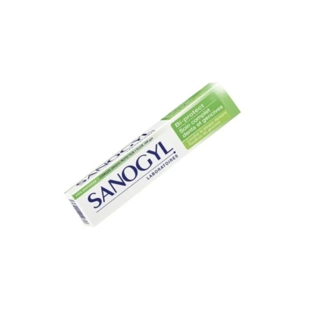 Une boîte de Sanogyl Bi Protect Soin Complet Dents et Gencives 75 ml, dont l'emballage est blanc et vert, est placée en diagonale sur un fond blanc. L'emballage met l'accent sur le soin complet et la protection des dents et des gencives. Dakar