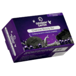Une élégante boîte violette Genskin Savon de Beauté au Charbon de Bois Purifiant de 100 g présente des informations détaillées sur le produit et des images vives du savon aux côtés de morceaux de charbon de bois.