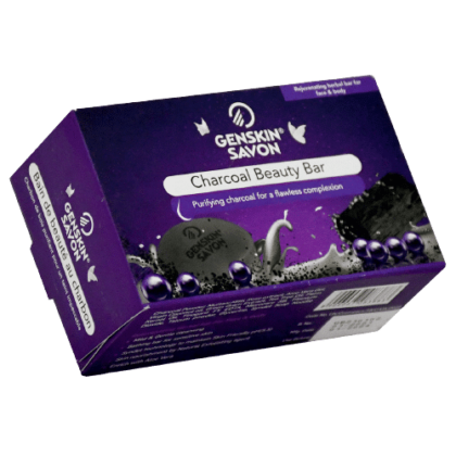 Une élégante boîte violette Genskin Savon de Beauté au Charbon de Bois Purifiant de 100 g présente des informations détaillées sur le produit et des images vives du savon aux côtés de morceaux de charbon de bois.