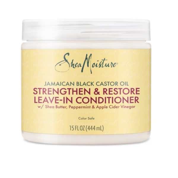 Un pot de Shea Moisture Huile de Ricin Jamaican Black Castor Oil Leave In 454g (Sans Rinçage), avec du beurre de karité, de la menthe poivrée et du vinaigre de cidre de pomme pour un soin capillaire nourrissant. Dakar