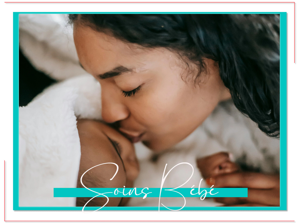 Une femme embrasse doucement le front d'un bébé, tous deux enveloppés dans une douce couverture blanche. L'image, ornée d'une bordure bleu sarcelle avec le texte « Soins Bébé », respire la chaleur et l'attention, incarnant l'essence nourrissante d'Univers Cosmetix. Dakar