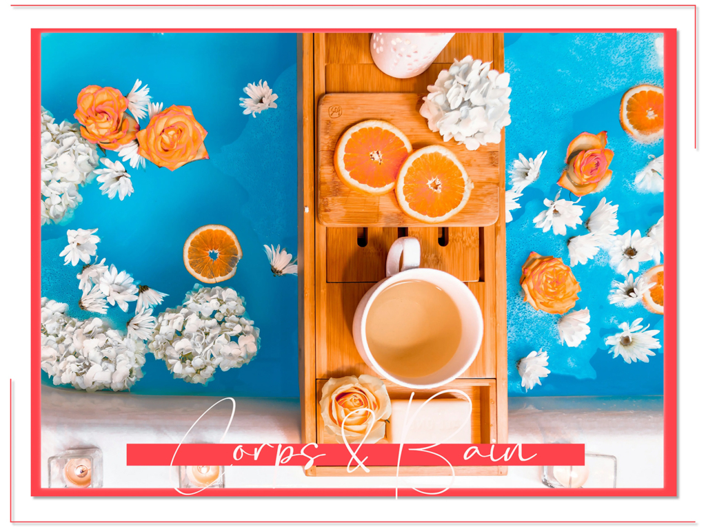 Une salle de bain relaxante avec des tranches d'orange vibrantes et des fleurs blanches flottant dans l'eau bleue. Un plateau en bois d'Univers Cosmetix contient une tasse de thé et d'autres tranches d'orange, renforçant l'atmosphère apaisante de type spa. Dakar