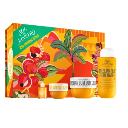 Le Coffret Cadeau Nutrition et Hydratation pour Femme Sol de Janeiro Routine est un coffret cadeau coloré contenant quatre produits pour le bain et le corps dans un emballage jaune et orange, présentés devant une boîte tropicale vibrante représentant des fleurs, un palmier et une femme portant des lunettes de soleil. Dakar
