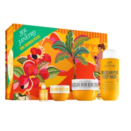 Le Coffret Cadeau Nutrition et Hydratation pour Femme Sol de Janeiro Routine est un coffret cadeau coloré contenant quatre produits pour le bain et le corps dans un emballage jaune et orange, présentés devant une boîte tropicale vibrante représentant des fleurs, un palmier et une femme portant des lunettes de soleil. Dakar