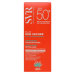 Un coffret rouge de SVR Sun Secure Blur Crème Mousse Flouteur SPF50 Sans Parfum 50 ml d'Univers Cosmetix offre une très haute protection solaire