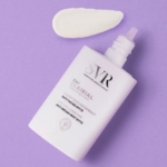 Un flacon de crème SVR CLAIRIAL DAY Spf 30 Correcteur Uniformisant Anti Taches 30 ml sur fond violet