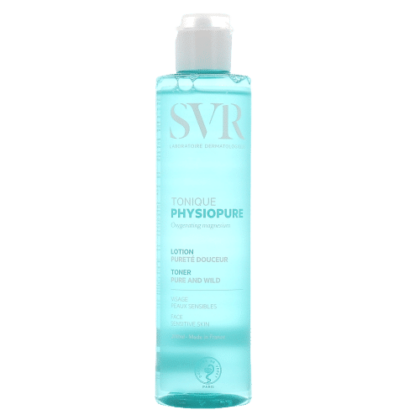 Le flacon cylindrique de la Lotion Tonique Pureté Douceur SVR Physiopure 200 ml est bleu clair avec un bouchon blanc et comporte une étiquette indiquant qu'il convient aux peaux sensibles. Il symbolise l'engagement de la marque pour des soins doux de la peau et est fabriqué en France. Dakar